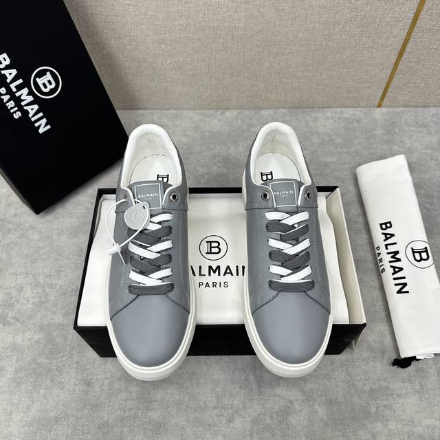 巴尔 曼 B-Court 新品板鞋 这款低帮运动鞋来自balmaxN 巴尔-曼 设计细节 黑蓝色 雾霾灰 小牛皮 双色鞋带撞色 后跟logo 立体印花标识 圆头