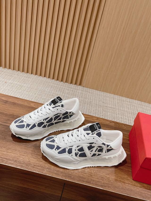 顶级版本#限男款 Valentino 华伦天奴 一个顶级的高端品牌 他们家的运动鞋不仅质量好 设计也是超级赞上 它的鞋型简洁大方 一看就是很用心设计的款式 它的