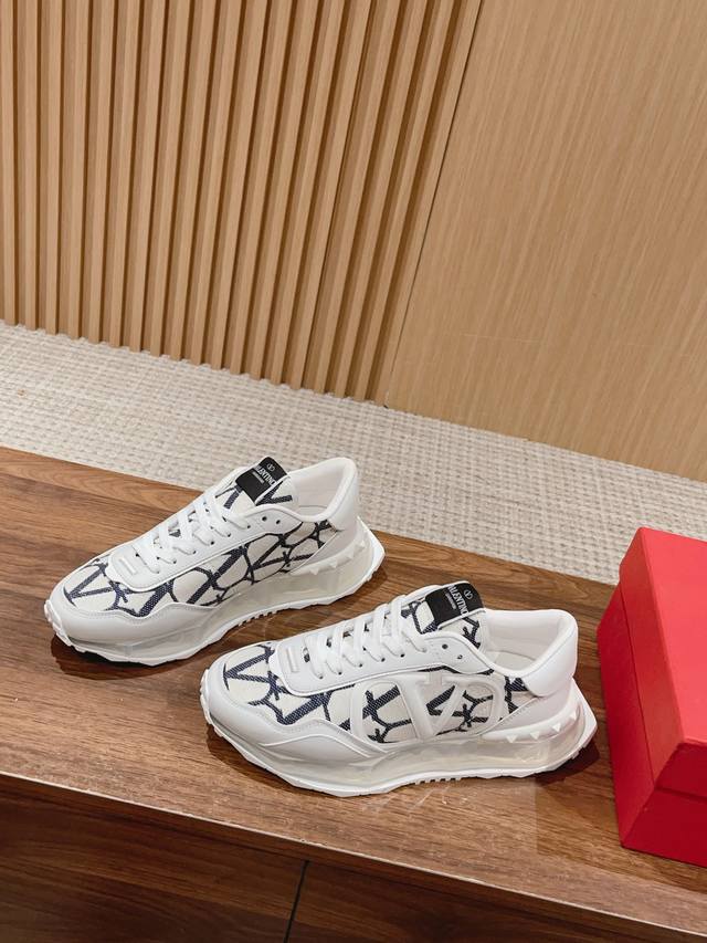 顶级版本#限男款 Valentino 华伦天奴 一个顶级的高端品牌 他们家的运动鞋不仅质量好 设计也是超级赞上 它的鞋型简洁大方 一看就是很用心设计的款式 它的
