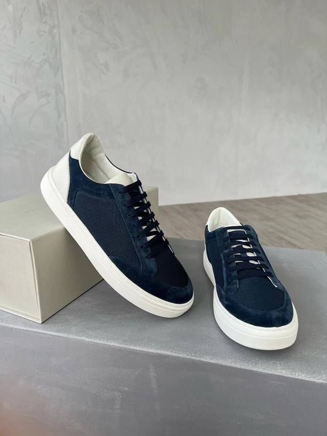 Brunello Cucinelli的标志运动鞋以新材质和色彩演绎独特风格 水洗麂皮的绒质感与鞋跟包片的皮革组合 为鞋子引入高雅的质地与色彩对比 超轻中底背面有