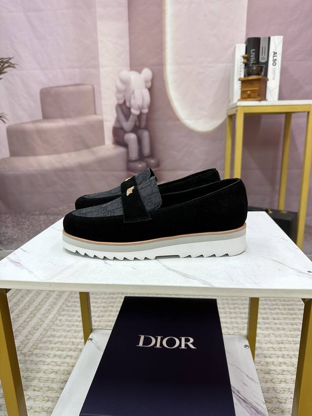 Dior-迪奥 来自法国 众多时尚超模首选品牌 做工精细 采用进口原版布 牛皮面料 羊皮内里 原版开模耐磨大底 给予你色彩斑斓的时尚 尺码 Size 38-4