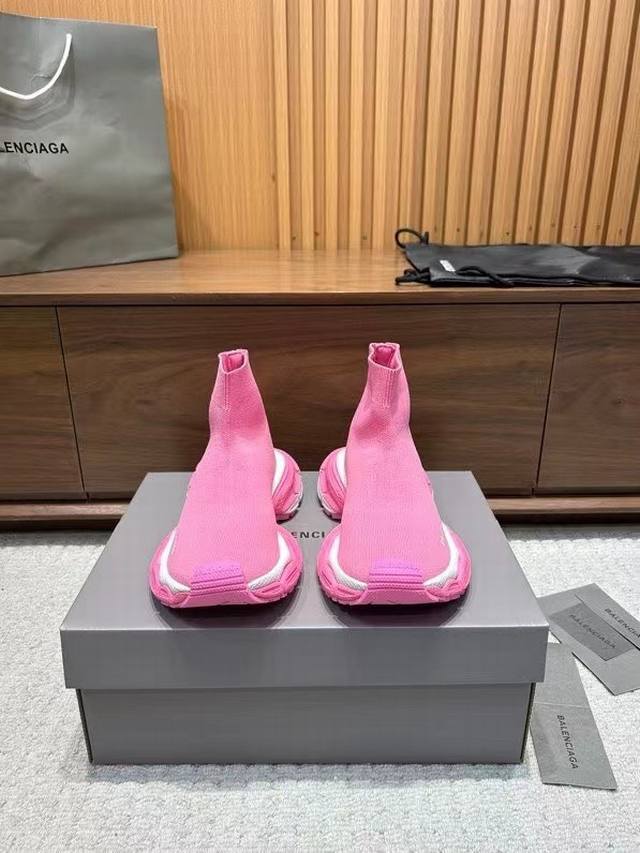 情侣款 Balenciaga巴黎世家3Xl出袜子鞋了 复古休闲运动鞋 系列推出探索时尚界对于原创与挪用的概念 以全新系列致敬传承与经典 以标志性balencia