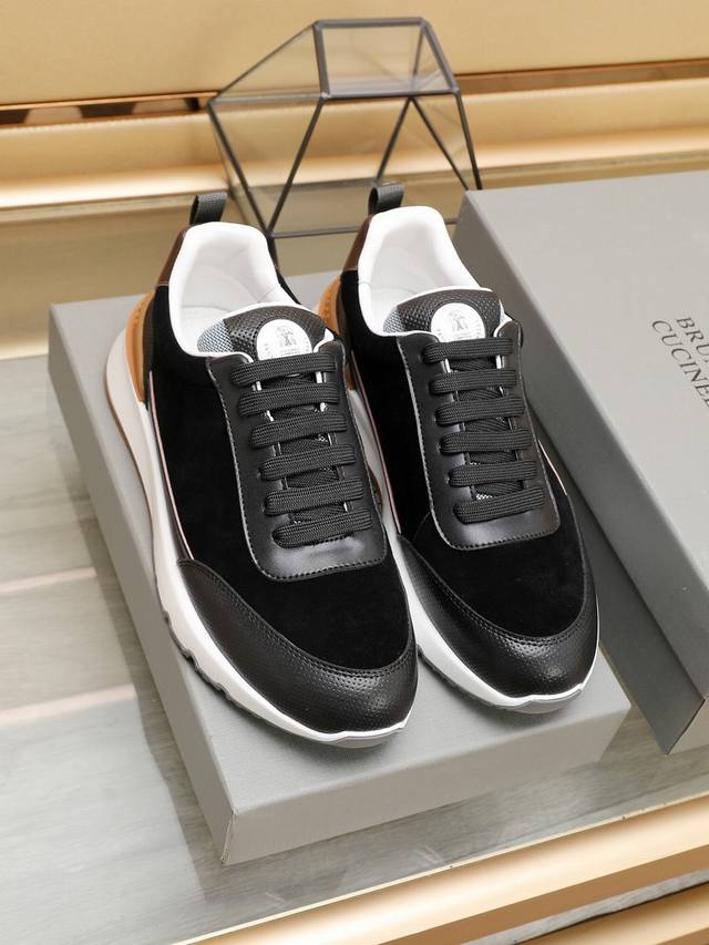 Brunello Cucinelli 新款男鞋出货 此品牌是来自意大利的顶级奢侈品牌 被誉为低调奢华的 山羊绒之王 没有比品牌更懂得把顶级的羊绒面料设计出一种
