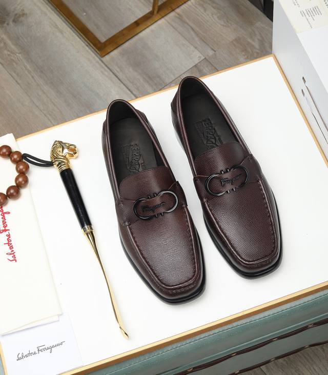 高端货 菲拉格慕 Salvatore Ferragamo 是国际顶级的鞋类奢侈品牌 来自时尚王国意大利 以传统手工设计和款式新颖誉满全球 专柜同步发售顶级西装鞋
