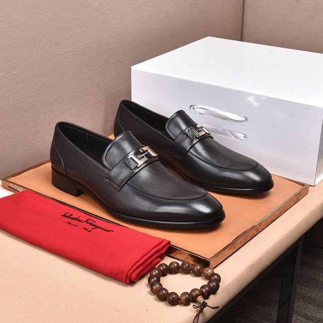 水染牛里 菲拉格慕 高端 Salvatore Ferragamo 是国际顶级的鞋类奢侈品牌 来自时尚王国意大利 以传统手工设计和款式新颖誉满全球 专柜同步发售新