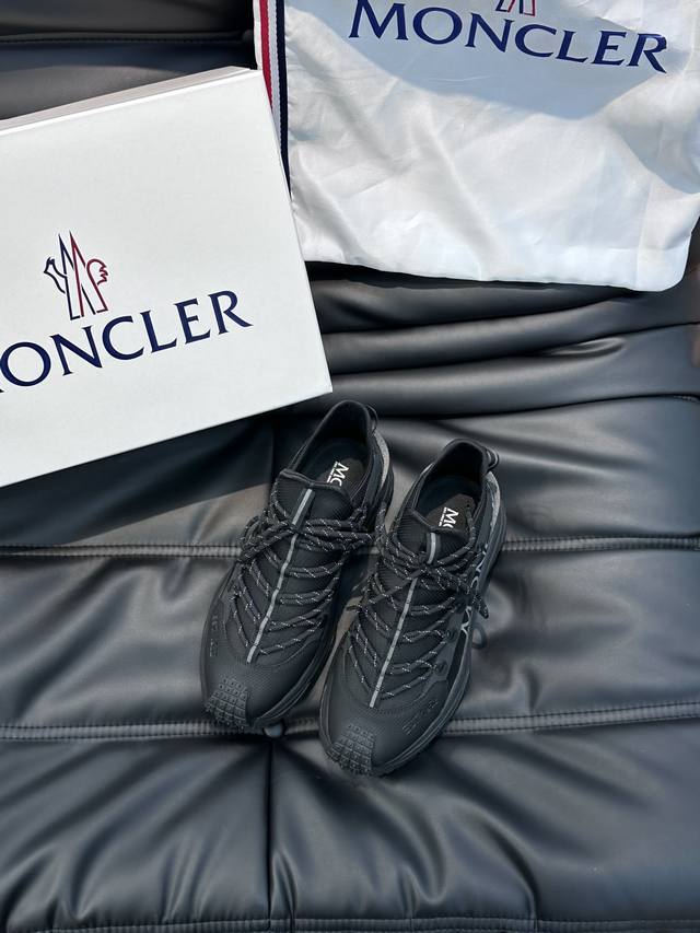 Moncler 蒙口男士户外系带运动鞋 具有舒适防滑性能 采用皮革和科技面料制成 专为户外跑步或都市漫步而设 兼备创新 功能性与图形细节于一体 从高山氛围汲取灵