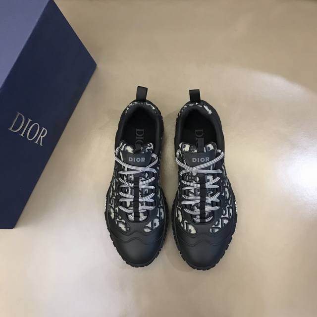 D R 2022新品原单品质 B28 Oblique 印花低帮男士运动鞋 本季新款运动鞋是一款基础单品 采用原版提花面料精心制作 饰以黑色oblique 印花