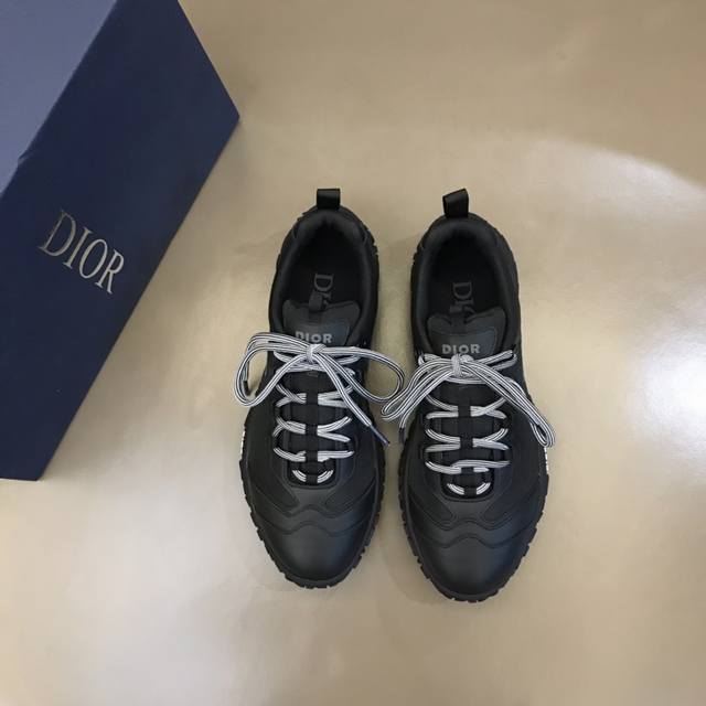 D R 2022新品原单品质 B28 Oblique 印花低帮男士运动鞋 本季新款运动鞋是一款基础单品 采用原版提花面料精心制作 饰以黑色oblique 印花