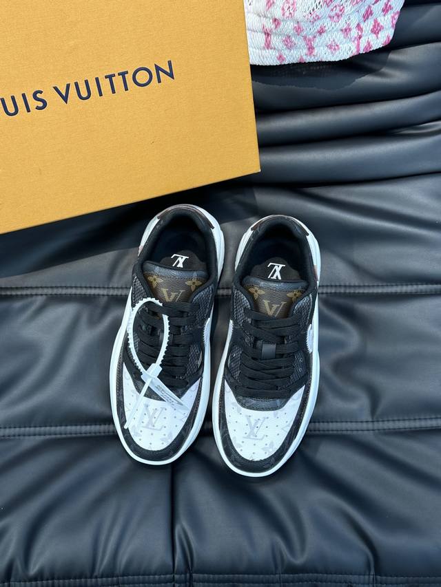 Louix Vuittox X Nike 联名潮酷男士休闲运动鞋 配色无敌 设计思路基本上是延续 The Ten 的风格 Swoosh 车线 鞋舌标签视觉效果相