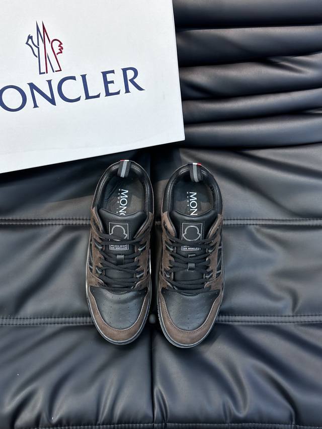 Moncler 蒙口男士休闲运动鞋 兼备创新 功能性与图形细节于一体 诠释潮流时尚 头层牛皮打造 鞋面采用鞋带和橡胶嵌件设计 鞋舌moncler标志 大底采用t