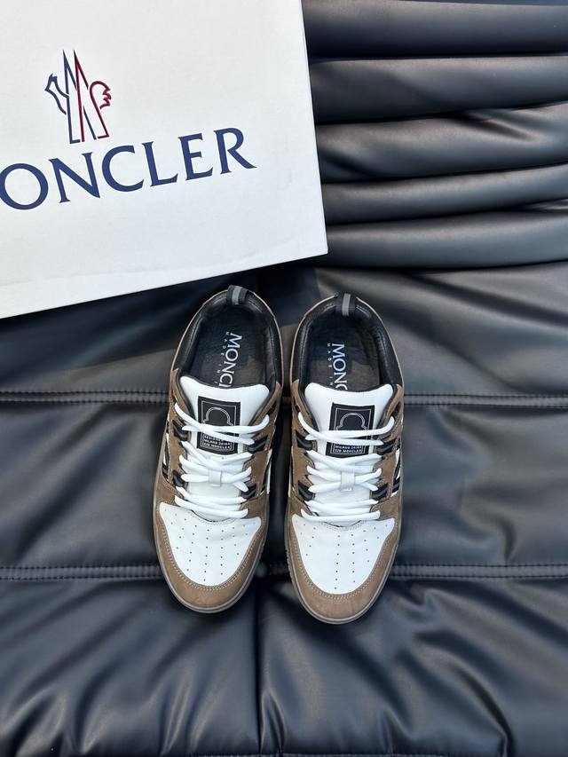 Moncler 蒙口男士休闲运动鞋 兼备创新 功能性与图形细节于一体 诠释潮流时尚 头层牛皮打造 鞋面采用鞋带和橡胶嵌件设计 鞋舌moncler标志 大底采用t