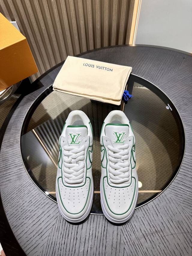 Louix Vuitton X Air Force 1 运动鞋 由品牌设计师亲手操刀设计 Swoosh Logo标志细节 大面积logo印花 圆头 正面系带 鞋
