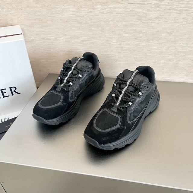 蒙口 Moncler Lite Runner新款男士户外系带低帮运动鞋 采用翻毛皮皮革和牛皮拼接织物面料制成 专为动感生活方式而设 经典系列 高性能vibram