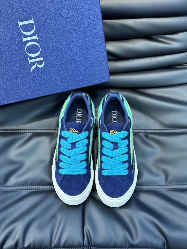 Dio R 这款 B33 运动鞋全新演绎经典的网球鞋 时尚廓形突显厚重质感 采用牛皮革精心制作 饰以 Oblique 印花 搭配饰以 Dior 标志的加垫鞋舌