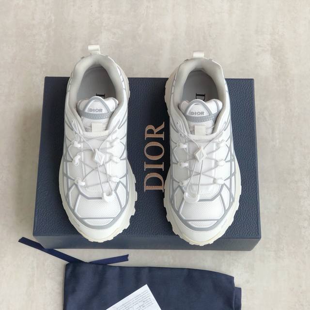 Dior 新款男士运动休闲男 官网同步 这款低帮 B31 Runner 运动鞋是本季新款 于 Dior二零二三男装夏季系列发布秀精彩亮相 时尚的廓形将专业技术与