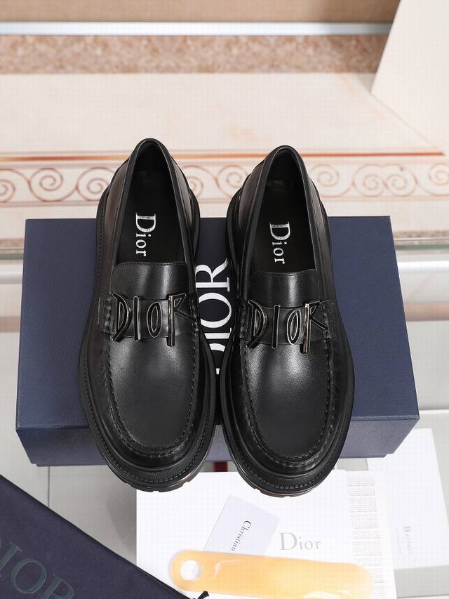 D R 官网厡单 2020Explorer男士低帮鞋 D家男装鞋 将精湛工艺与优雅气质合二为一 是打造休闲造型的理想单品 为正装注入时尚气息 这款鞋子采用黑色光