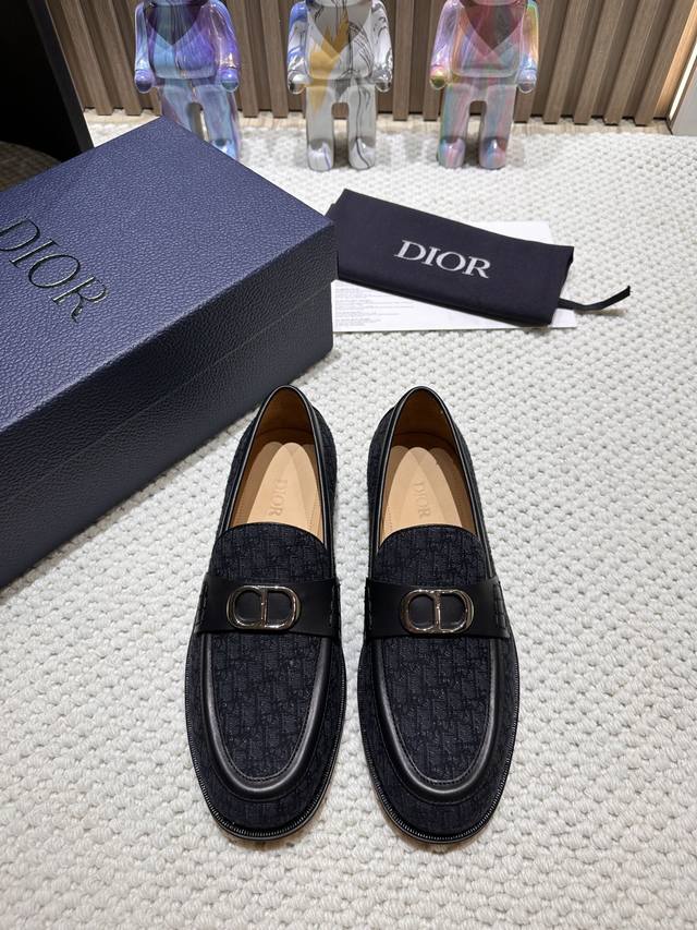 Dior Granville 乐福鞋从正装鞋履演绎而来 彰显摩登风范 采用米色和黑色 Oblique 印花面料精心制作 鞋面饰以同色调哑光饰面黄铜 Dior O