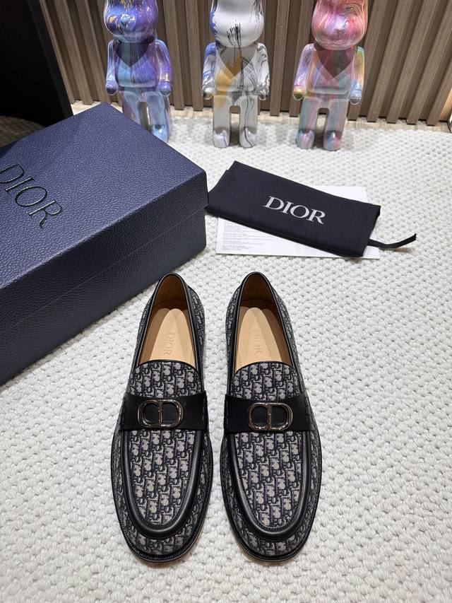 Dior Granville 乐福鞋从正装鞋履演绎而来 彰显摩登风范 采用米色和黑色 Oblique 印花面料精心制作 鞋面饰以同色调哑光饰面黄铜 Dior O