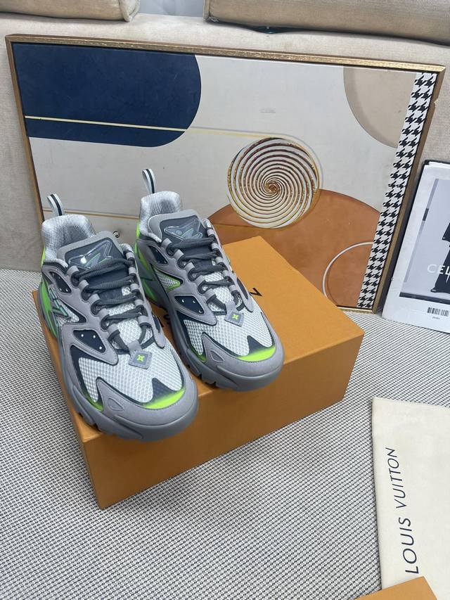 顶级版本lv Sprint 运动鞋亮相于 新款男装秀场 以轻盈科技面料烘托 Monogram 花卉的抽象演绎 辅以足球鞋的流线型设计 Lv 字母和 Monogr