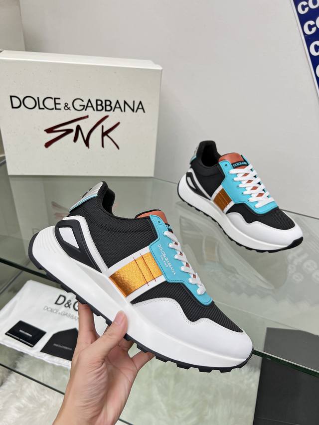 2023高端版本高质量原单品质 D0Lce & Gabbana 今年的主打款式 没有之一 超火超帅气的休闲鞋此款传承了d家一贯有点浮夸而不失时尚的风格 精湛的做