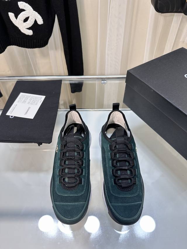 十色 Chanel香奈儿 2023专柜顶级休闲款运动鞋 这款经典设计 鞋面多种工艺电绣的风格 大底却时尚运动 不平凡的拥入了多种配色元素 多元化混搭非常好看百搭