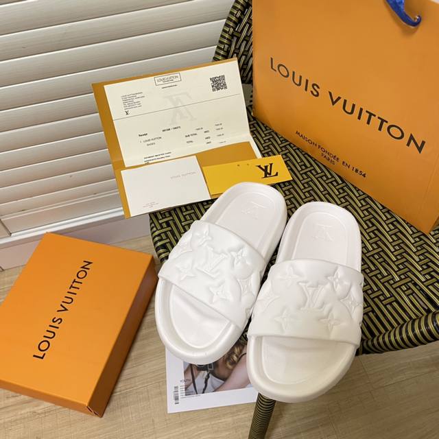 Louis Vuitton 路易威登 2023顶级专柜 Lv浮雕情侣拖鞋 宝藏新款 专柜同步 时尚穿搭 潮人必备 明星同款 原版开模 代购版本 完美浮雕工艺