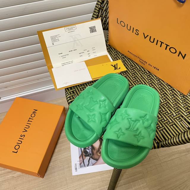 Louis Vuitton 路易威登 2023顶级专柜 Lv浮雕情侣拖鞋 宝藏新款 专柜同步 时尚穿搭 潮人必备 明星同款 原版开模 代购版本 完美浮雕工艺