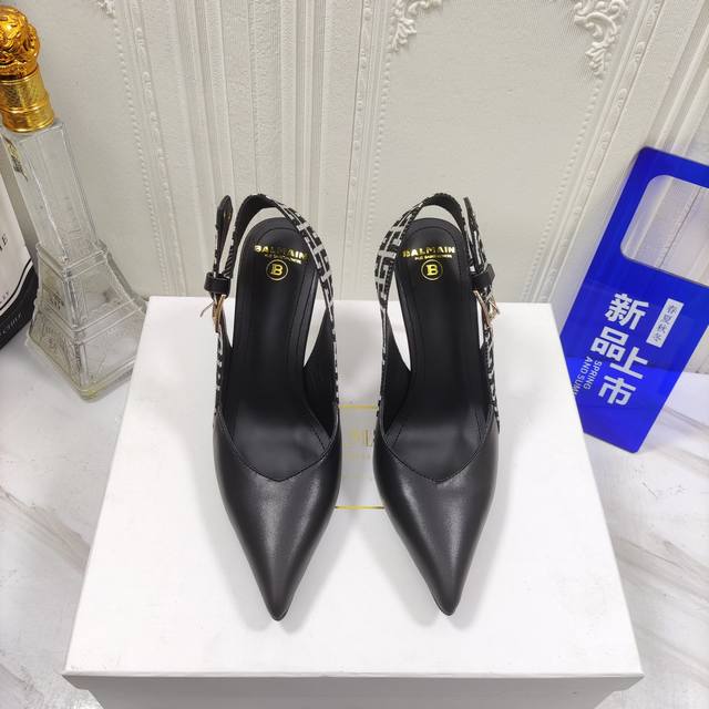 巴尔曼2023春夏最新款走秀原版定制金属扣高跟凉鞋 品牌巴尔曼由法国时装设计师 皮埃尔 巴尔曼 先生创立于1945 年的老牌定制时装屋 与 并列成为二战之后的