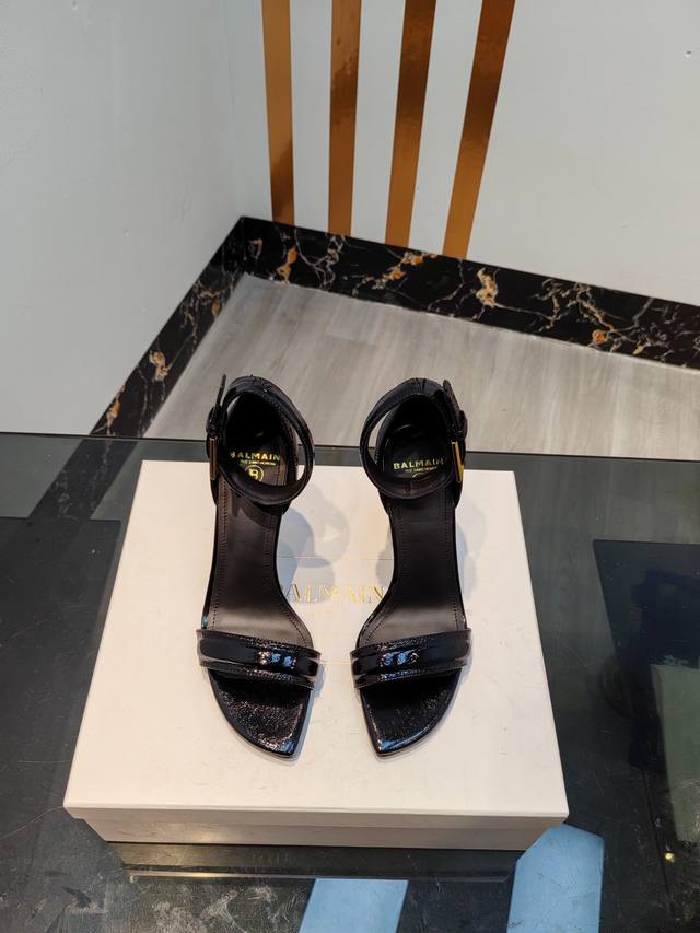 巴尔曼秋冬2023最新款走秀时装凉鞋 品牌巴尔曼由法国时装设计师 皮埃尔 巴尔曼 先生创立于1945 年的老牌定制时装屋 与 并列成为二战之后的定制时装三巨头此