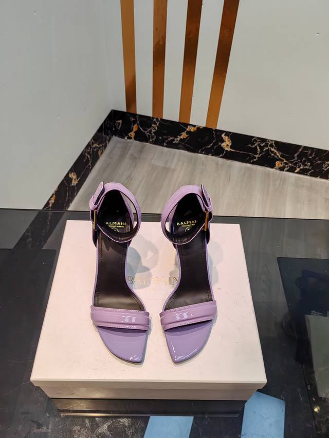 巴尔曼秋冬2023最新款走秀时装凉鞋 品牌巴尔曼由法国时装设计师 皮埃尔 巴尔曼 先生创立于1945 年的老牌定制时装屋 与 并列成为二战之后的定制时装三巨头此