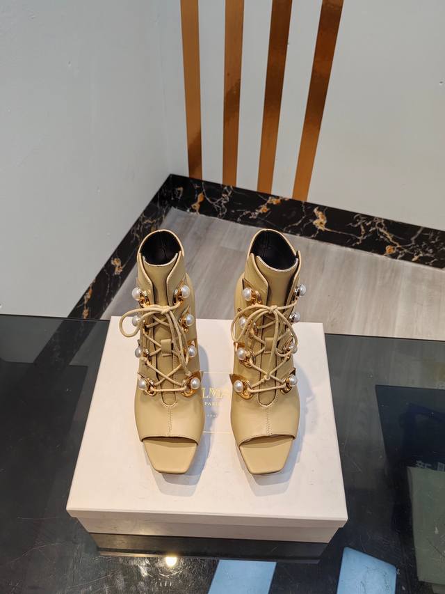 巴尔曼秋冬2023最新款走秀时装凉靴 品牌巴尔曼由法国时装设计师 皮埃尔 巴尔曼 先生创立于1945 年的老牌定制时装屋 与 并列成为二战之后的定制时装三巨头此