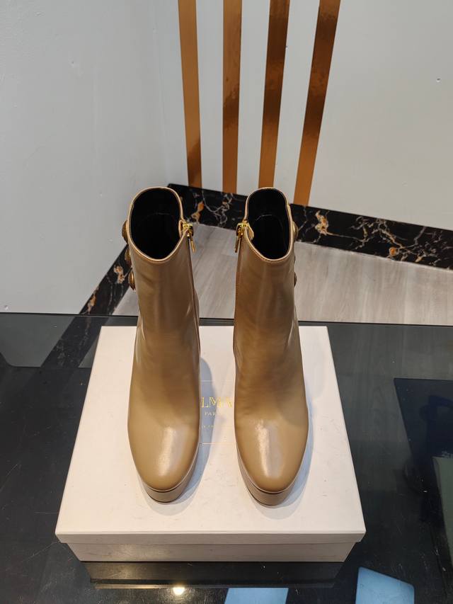 巴尔曼秋冬2023最新款走秀时装靴 时尚高跟水台短靴 品牌巴尔曼由法国时装设计师 皮埃尔 巴尔曼 先生创立于1945 年的老牌定制时装屋 与 并列成为二战之后的