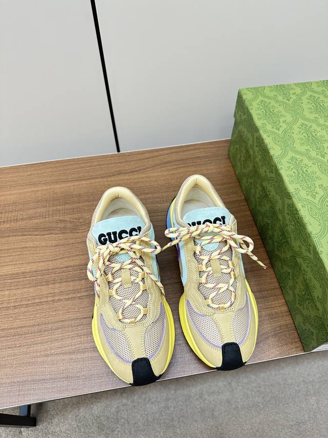 Gucci2023Ss秋冬新款 系列运动鞋 流线型运动鞋采用平纹针织织物 并点缀互扣式双g 双色鞋底以趣味盎然的色彩对比为这款单品增添魅力 面料 小牛皮 3D打