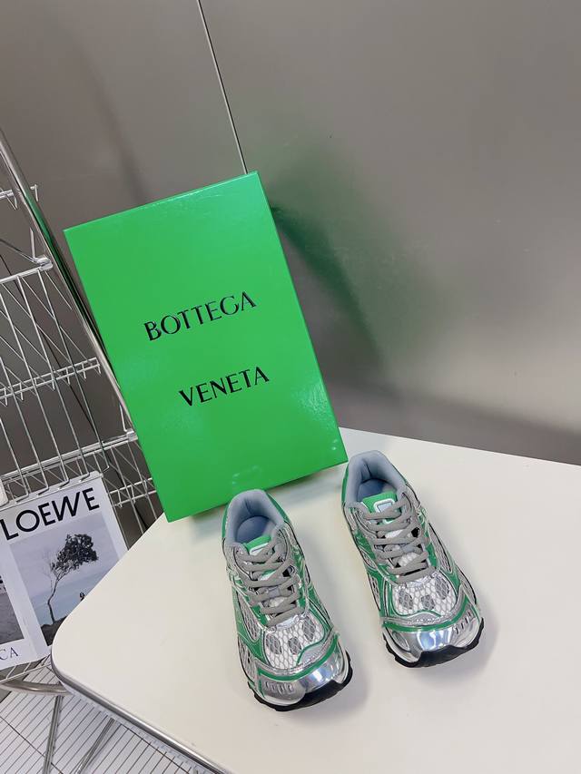 男装10 Bottega Veneta Orbit运动鞋 王一博 同款 情侣款老爹鞋 Runner运动鞋 采用轻质科技网布面料 搭配几何图案设计橡胶外底 王炸系