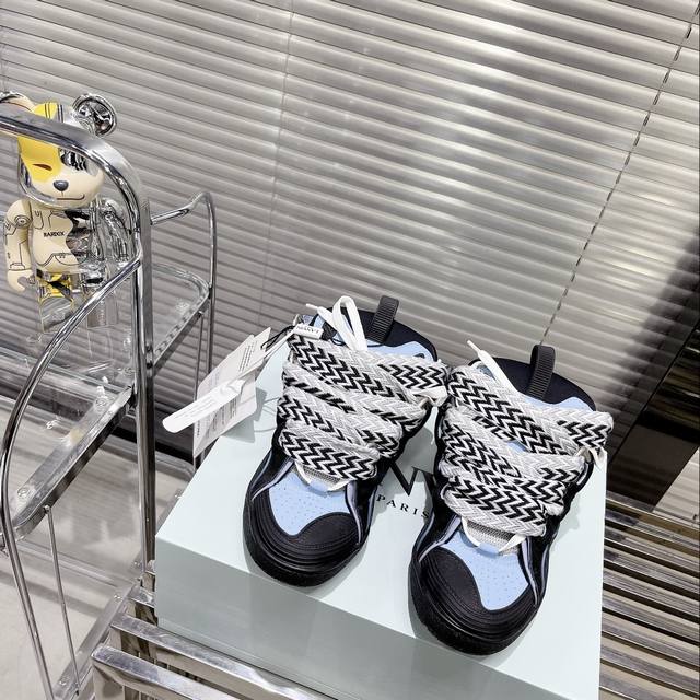 Lanvin浪凡 代购级 Bruno Sialelli推出以90年代为灵感的运动鞋 彰显设计细腻 造型张扬的特点 这款设计精巧的拼贴运动鞋以纳帕小牛皮 绒面革和