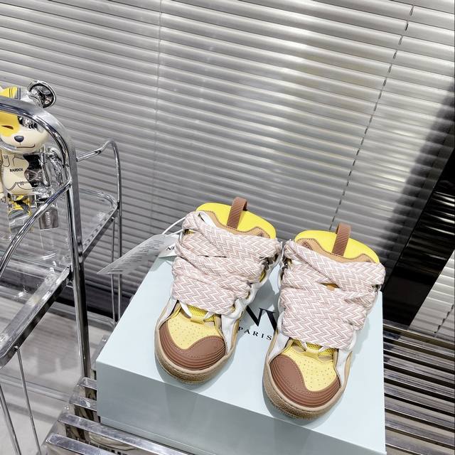 Lanvin浪凡 代购级 Bruno Sialelli推出以90年代为灵感的运动鞋 彰显设计细腻 造型张扬的特点 这款设计精巧的拼贴运动鞋以纳帕小牛皮 绒面革和