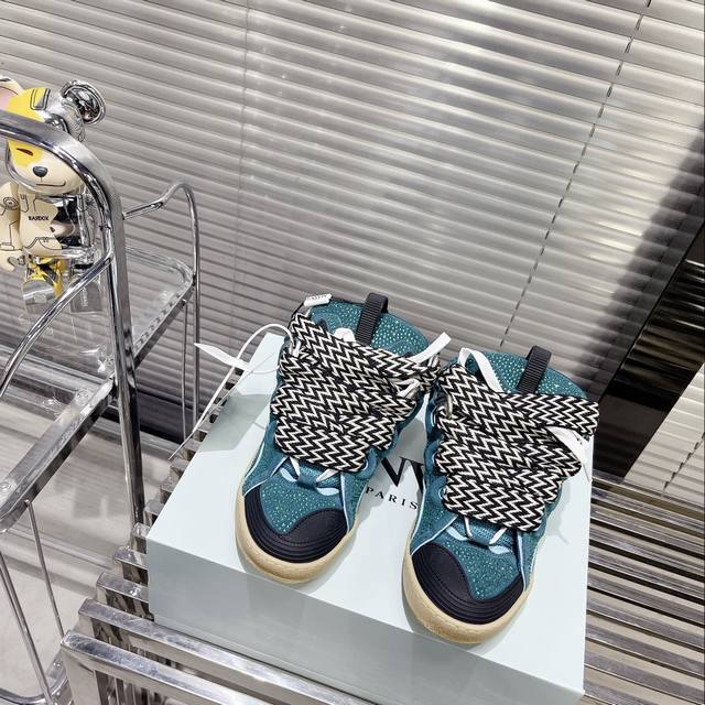 钻面 Lanvin浪凡 代购级 Bruno Sialelli推出以90年代为灵感的运动鞋 彰显设计细腻 造型张扬的特点 这款设计精巧的拼贴运动鞋以纳帕小牛皮 绒