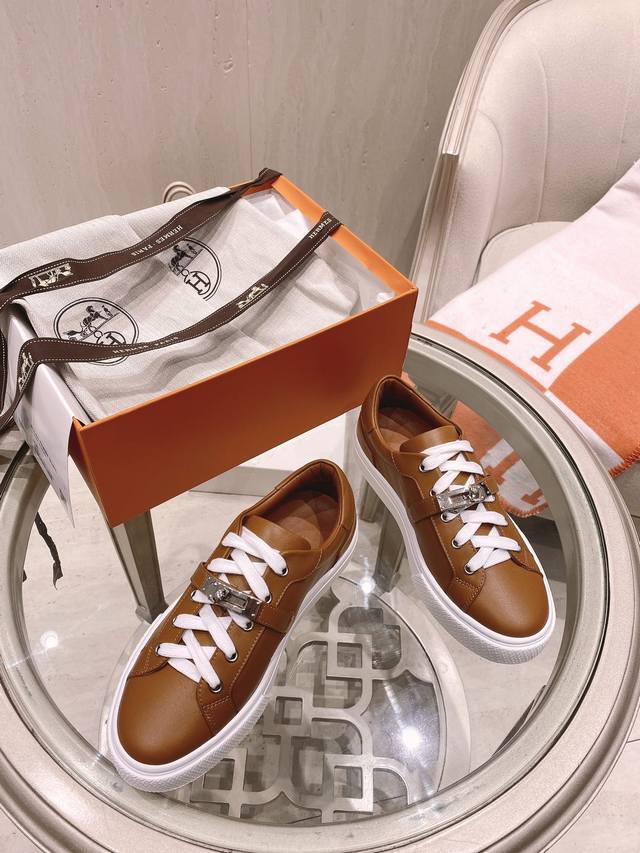 女款 男款 Herme S爱仕 直线精品打造 一打开包装就深深地爱上了 今年大马家的每一款运动鞋都让人爱不释手 时尚就是要与众不同 鞋子的整体设计是非常清爽的