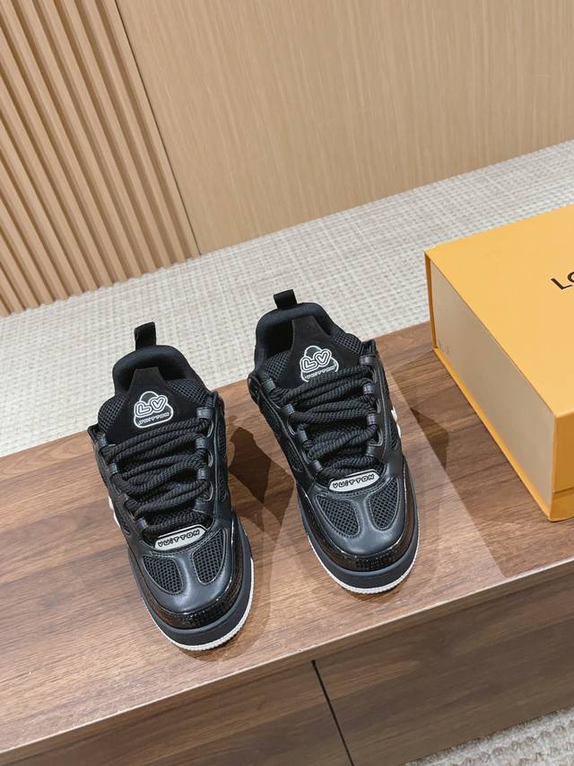 限男款 #之前在lv大秀曝光的这款面鞋包型sk8最近确将认于2023年早春售发 算是 Virgil Abloh给lv的鞋款系列下留的设计遗产 鞋上帮以皮打革造了