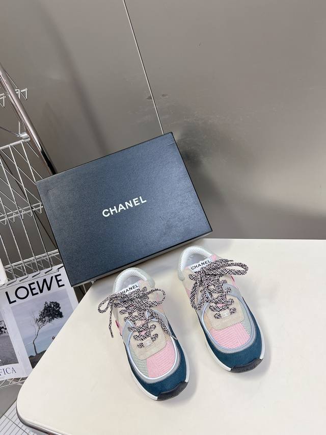 Chanel经典运动鞋 超级网红系 超多网红上脚 专柜超火 香奈儿的世界一直是女生梦寐以求的 简约的隔板设计 超级演绎多重质感效果 最抢眼logo双c也是超爱了