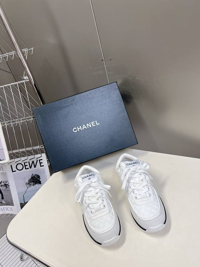 Chanel经典运动鞋 超级网红系 超多网红上脚 专柜超火 香奈儿的世界一直是女生梦寐以求的 简约的隔板设计 超级演绎多重质感效果 最抢眼logo双c也是超爱了