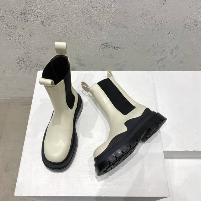 Bottega Venetx 最新 顶级版市场最高版本的bv马丁靴 接受材质对比 鞋型对比 工艺对比 最好的潮流是实穿又帅气的流行的工装靴即是 一箭双雕 的精品
