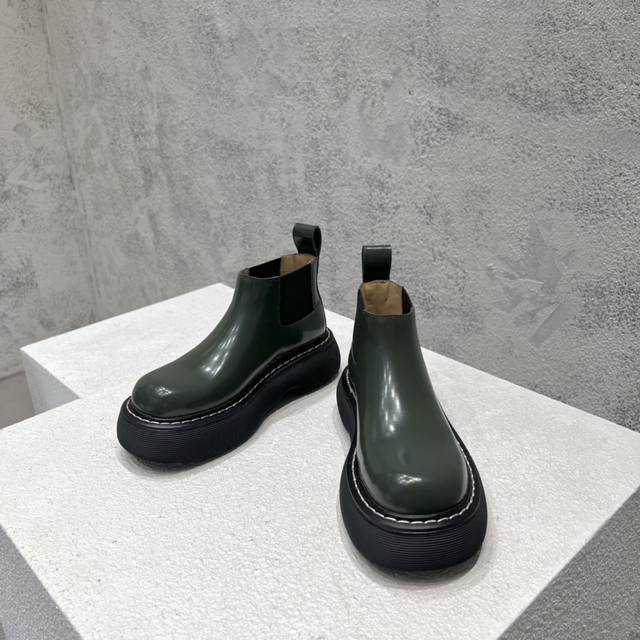 Bottega Venetx - 創意總監 Daniel Lee 入主品牌不到兩年時間 便已憑借其別具一格的美學風格獲得無數關注 他創作的款款雕塑感佳作更是以強