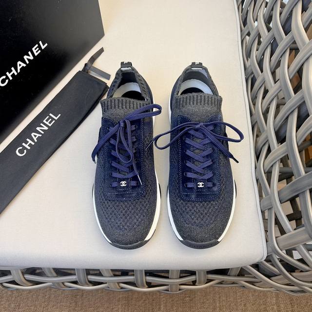Chanel 香奈儿男士新款飞织运动鞋 市场顶级版本 采用羊毛混纺面料制作 搭配橡胶凝胶外底 鞋面与鞋底缝线细节 经久耐穿不掉底 棉内里及垫脚 上脚轻盈舒适透气