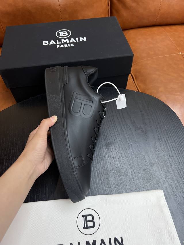 Balmain巴尔曼运动鞋 Explore Our Sneaker Hub B-Court Easy 蓝色小牛皮运动鞋 鞋舌饰以皮革饰片及蓝色balmain 徽