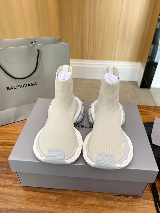 Balenciaga巴黎世家3Xl出袜子鞋了 复古休闲运动鞋 系列推出探索时尚界对于原创与挪用的概念 以全新系列致敬传承与经典 以标志性balenciaga廓形