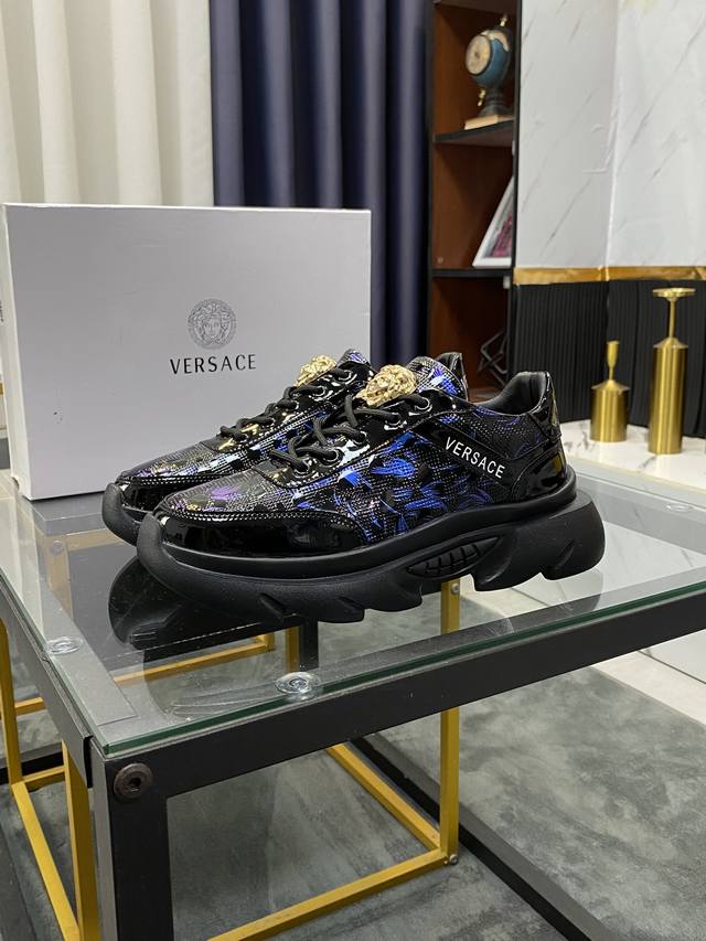 商品商标: Versace 范思哲 运动鞋 正码码数: 38-45 商品材料: 原版瓦莎琪镜面料 鞋欧美大师独特版面设计 完美打造专柜品质 透气布内里柔软舒适