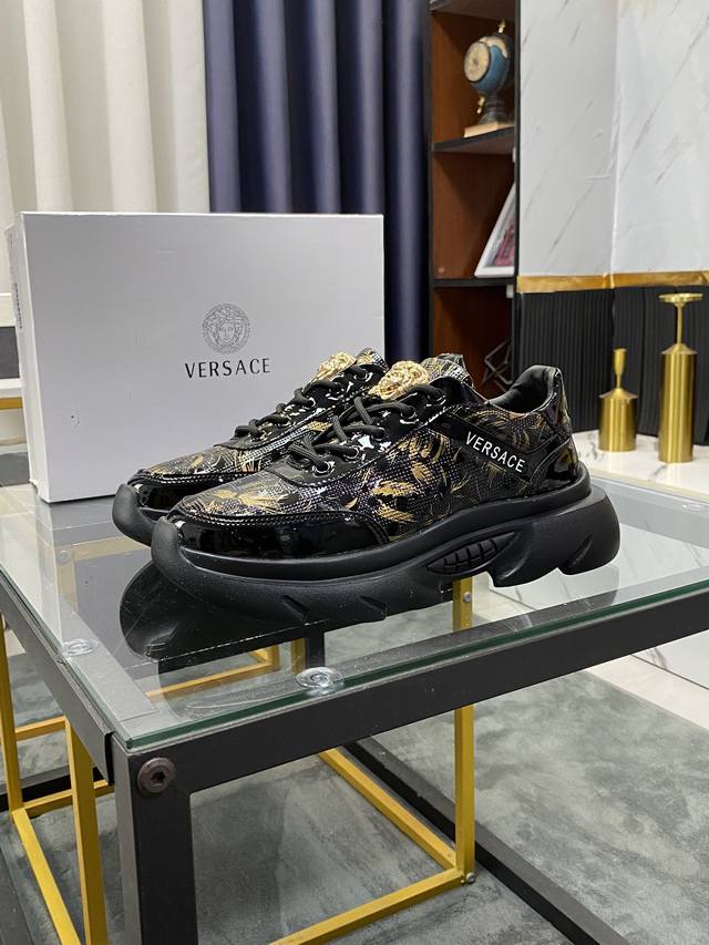 商品商标: Versace 范思哲 运动鞋 正码码数: 38-45 商品材料: 原版瓦莎琪镜面料 鞋欧美大师独特版面设计 完美打造专柜品质 透气布内里柔软舒适
