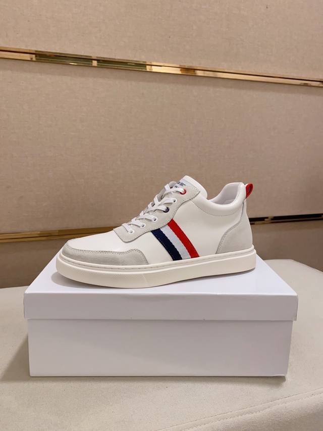 高端版羊皮里 Thom Browne 汤姆 布朗 New York 汤姆再上爆款 这个邪魅酷感的新锐品牌 让我们在这个夏天有了放松 时髦 个性的新选择 Tb白鞋