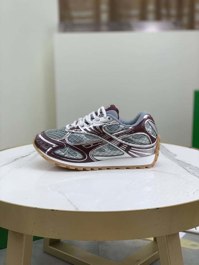 Bottega Veneta全新orbit 运动鞋情侣款 该鞋款灵感取材自90 年代运动鞋的鞋型轮廓 其特色在于网状纹理的应用以及交叉覆盖的异材质鞋面 无疑是向